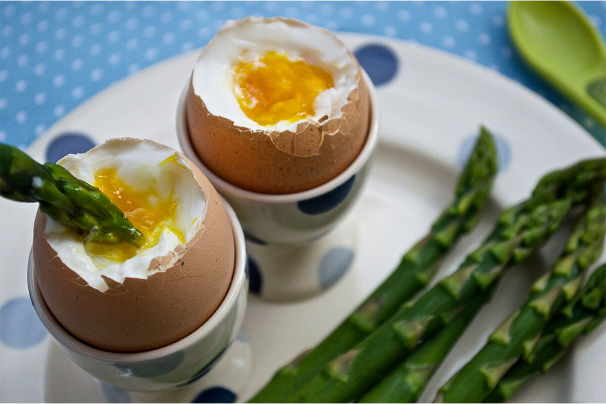 2 dippy eggs served with asparagus