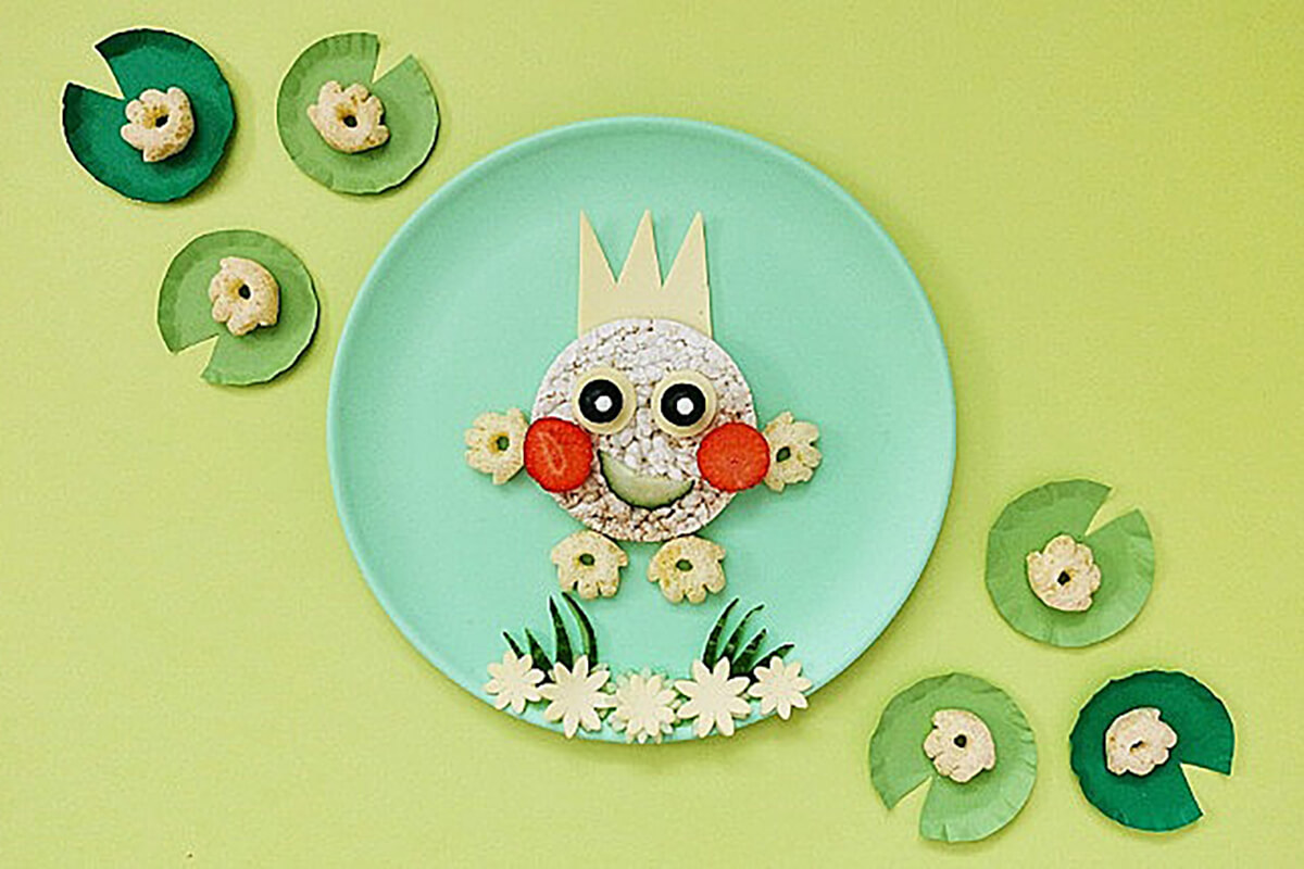 Four Organix Gluffalo claws placed around the rice cake to create hands and feet
