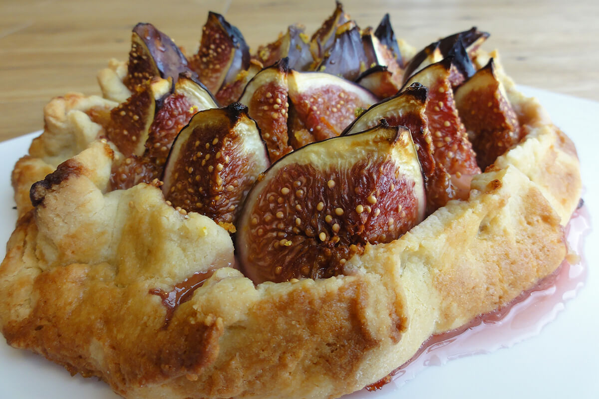 Fig tart: a pastry topped with sliced figs