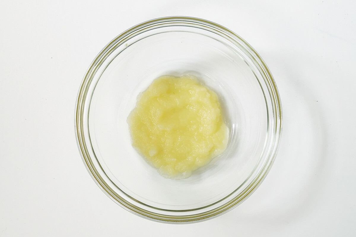 A glass bowl with apple puree